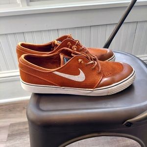 Nike skate boarding sneakers